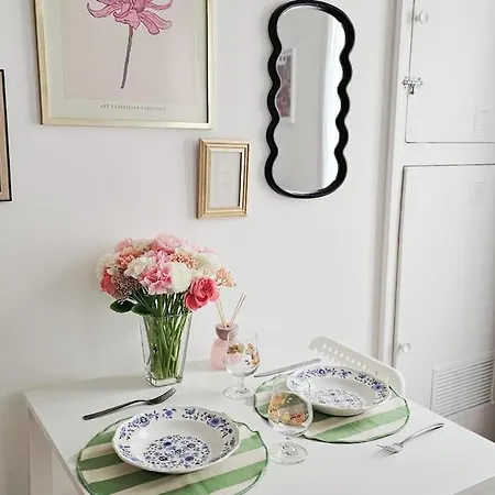 Cozy Little Parisian Nest, Perfect For 2 People Paris